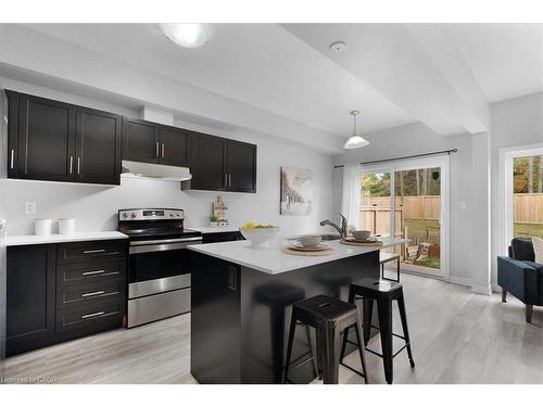 28-324 Equestrian Way, Cambridge, ON - Indoor Photo Showing Kitchen With Upgraded Kitchen