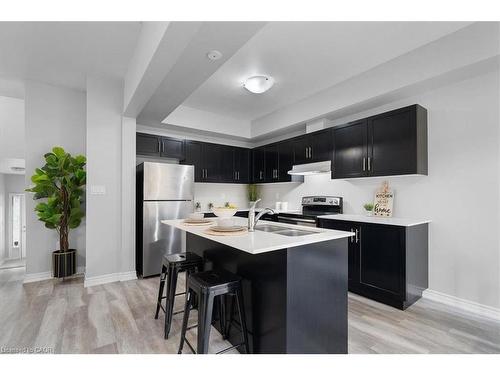 28-324 Equestrian Way, Cambridge, ON - Indoor Photo Showing Kitchen With Double Sink With Upgraded Kitchen