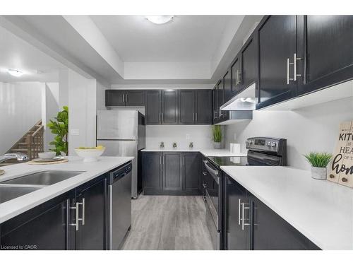 28-324 Equestrian Way, Cambridge, ON - Indoor Photo Showing Kitchen With Double Sink