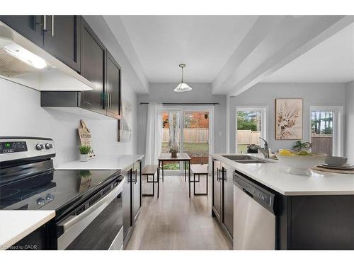 28-324 Equestrian Way, Cambridge, ON - Indoor Photo Showing Kitchen With Double Sink With Upgraded Kitchen