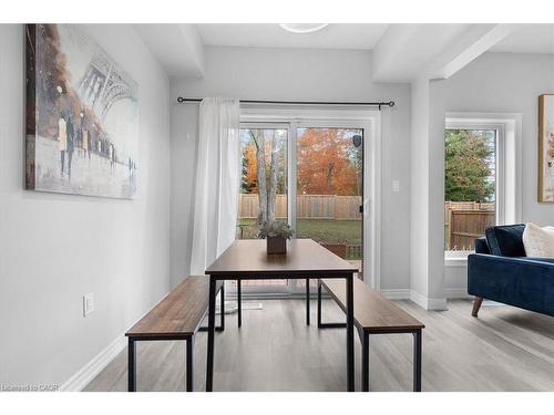 28-324 Equestrian Way, Cambridge, ON - Indoor Photo Showing Living Room