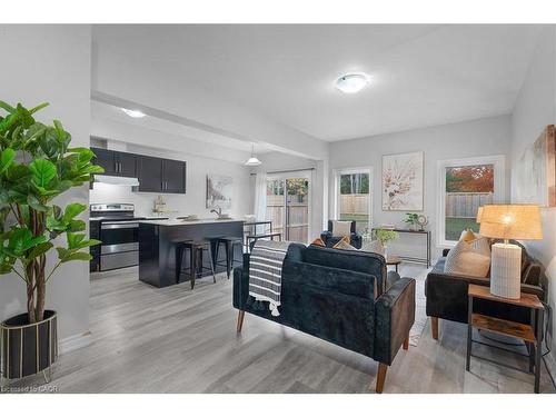 28-324 Equestrian Way, Cambridge, ON - Indoor Photo Showing Living Room
