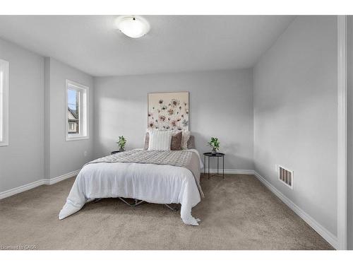 28-324 Equestrian Way, Cambridge, ON - Indoor Photo Showing Bedroom