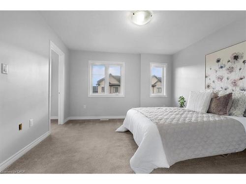 28-324 Equestrian Way, Cambridge, ON - Indoor Photo Showing Bedroom