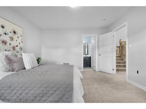 28-324 Equestrian Way, Cambridge, ON - Indoor Photo Showing Bedroom