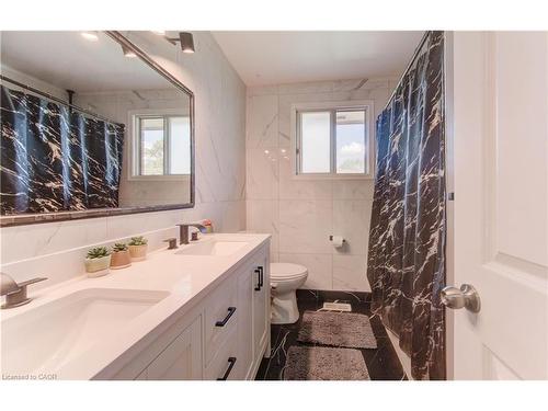 320 Country Hill Drive, Kitchener, ON - Indoor Photo Showing Bathroom
