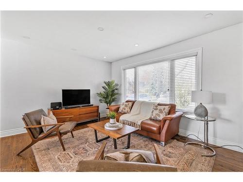 496 Pineland Avenue, Oakville, ON - Indoor Photo Showing Living Room