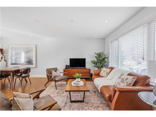 496 Pineland Avenue, Oakville, ON - Indoor Photo Showing Living Room