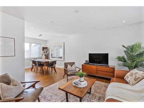 496 Pineland Avenue, Oakville, ON - Indoor Photo Showing Living Room