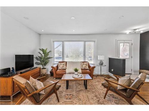 496 Pineland Avenue, Oakville, ON - Indoor Photo Showing Living Room