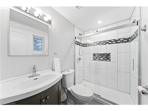 23 Stonegate Drive, Kitchener, ON - Indoor Photo Showing Bathroom
