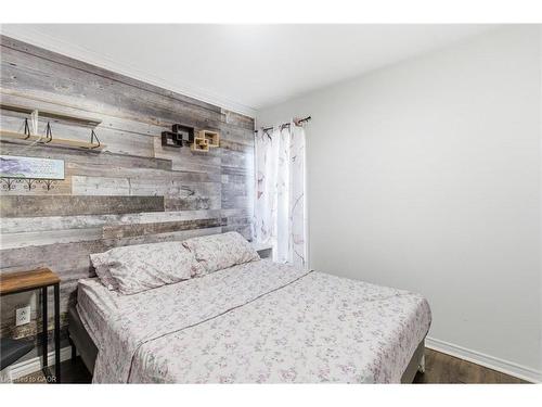 97 Francis Street, Hamilton, ON - Indoor Photo Showing Bedroom