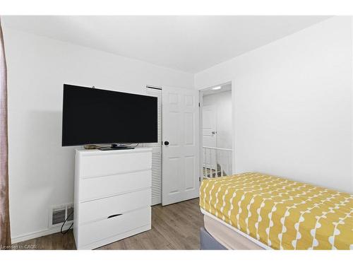 97 Francis Street, Hamilton, ON - Indoor Photo Showing Bedroom