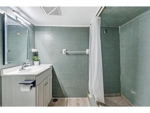 97 Francis Street, Hamilton, ON - Indoor Photo Showing Bathroom