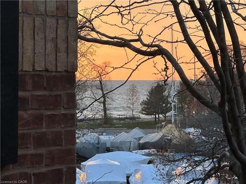 3-120 Bronte Road, Oakville, ON - Outdoor