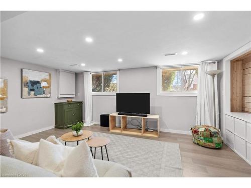 5373 Spruce Avenue, Burlington, ON - Indoor Photo Showing Living Room