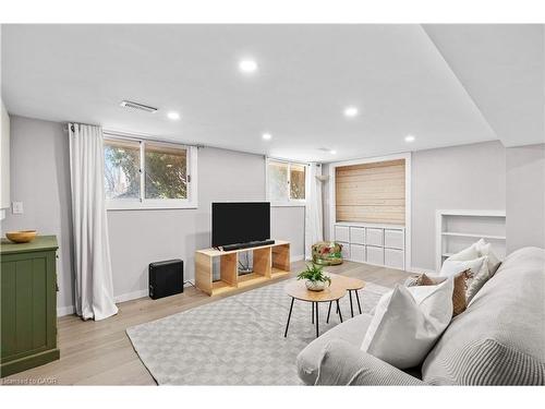 5373 Spruce Avenue, Burlington, ON - Indoor Photo Showing Living Room