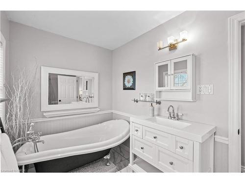 5373 Spruce Avenue, Burlington, ON - Indoor Photo Showing Bathroom