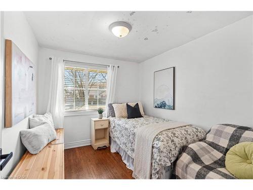 5373 Spruce Avenue, Burlington, ON - Indoor Photo Showing Bedroom