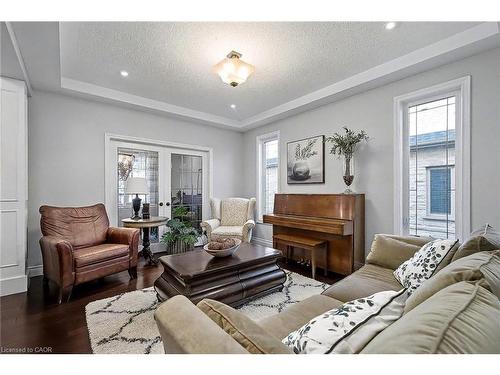 8 Zaduk Place, Guelph, ON - Indoor Photo Showing Living Room