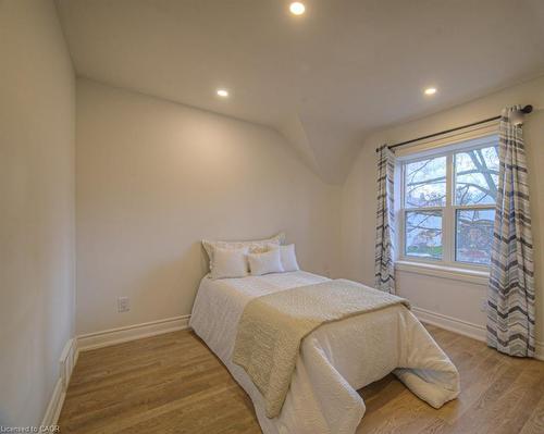 30 Dunbar Road S, Waterloo, ON - Indoor Photo Showing Bedroom