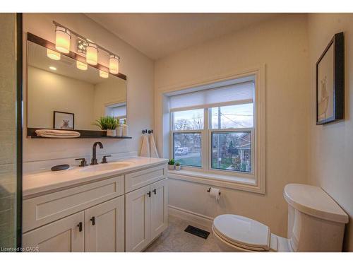 30 Dunbar Road S, Waterloo, ON - Indoor Photo Showing Bathroom