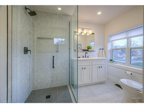 30 Dunbar Road S, Waterloo, ON - Indoor Photo Showing Bathroom