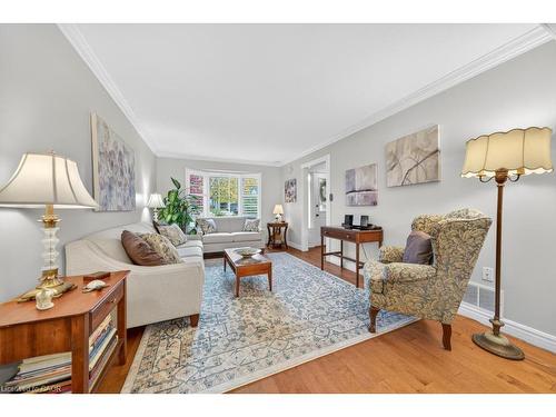 677 Powell Court, Burlington, ON - Indoor Photo Showing Living Room