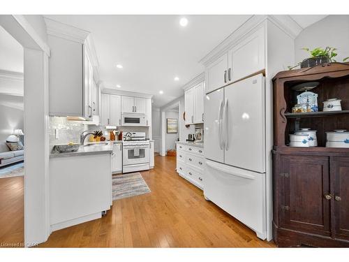 677 Powell Court, Burlington, ON - Indoor Photo Showing Kitchen