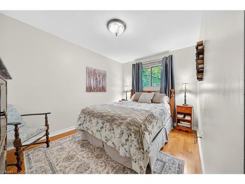 677 Powell Court, Burlington, ON - Indoor Photo Showing Bedroom