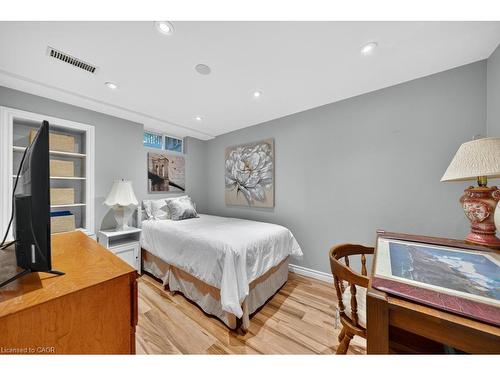 677 Powell Court, Burlington, ON - Indoor Photo Showing Bedroom