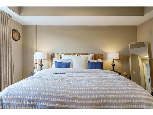 306-272 Georgian Drive, Oakville, ON - Indoor Photo Showing Bedroom