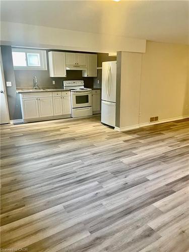 Bsmt-605 Mohawk Road, Hamilton, ON - Indoor Photo Showing Kitchen