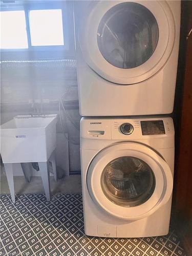 Bsmt-605 Mohawk Road, Hamilton, ON - Indoor Photo Showing Laundry Room
