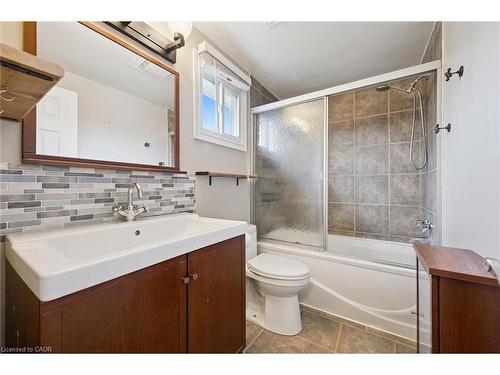 424 Benesfort Court, Kitchener, ON - Indoor Photo Showing Bathroom