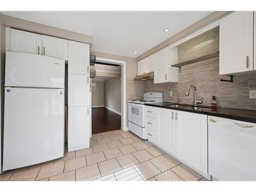 424 Benesfort Court, Kitchener, ON - Indoor Photo Showing Kitchen With Double Sink