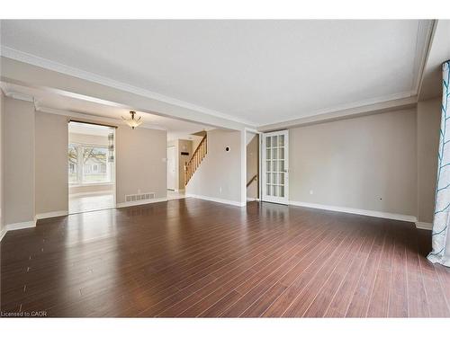 424 Benesfort Court, Kitchener, ON - Indoor Photo Showing Living Room