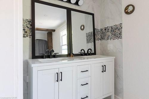65 Banff Street, Caledonia, ON - Indoor Photo Showing Bathroom