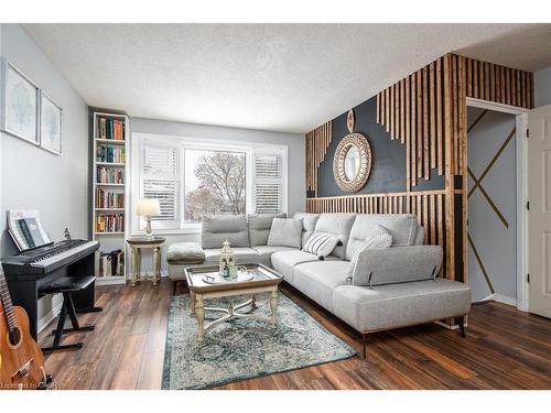 67 Pinemeadow Crescent, Waterloo, ON - Indoor Photo Showing Living Room