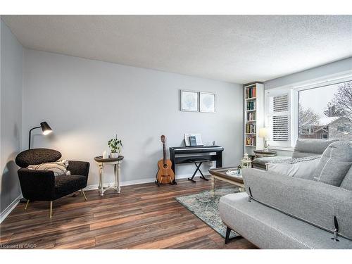 67 Pinemeadow Crescent, Waterloo, ON - Indoor Photo Showing Living Room