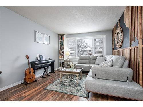 67 Pinemeadow Crescent, Waterloo, ON - Indoor Photo Showing Living Room