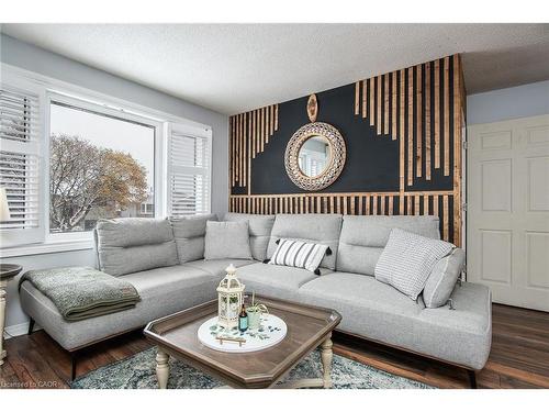 67 Pinemeadow Crescent, Waterloo, ON - Indoor Photo Showing Living Room