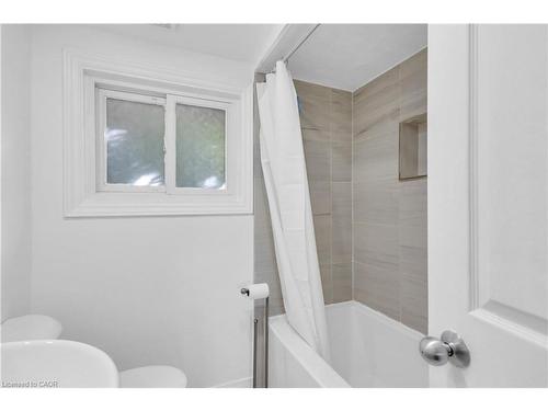 48 Luscombe Street, Hamilton, ON - Indoor Photo Showing Bathroom