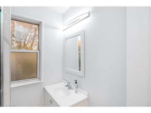 8 Leeds Street, Hamilton, ON - Indoor Photo Showing Bathroom