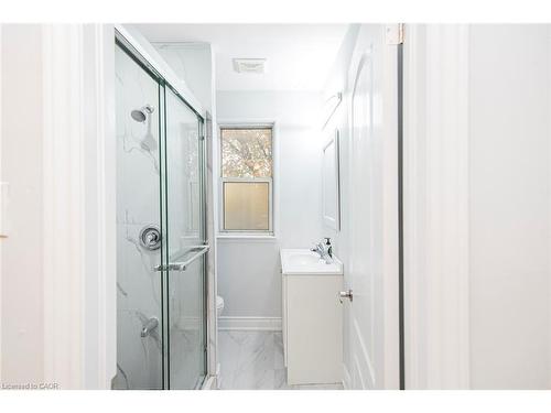 8 Leeds Street, Hamilton, ON - Indoor Photo Showing Bathroom