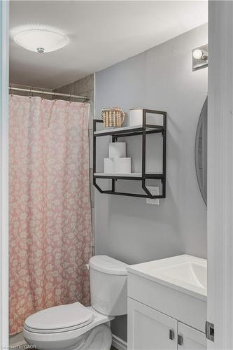9 Hope Avenue, Hamilton, ON - Indoor Photo Showing Bathroom
