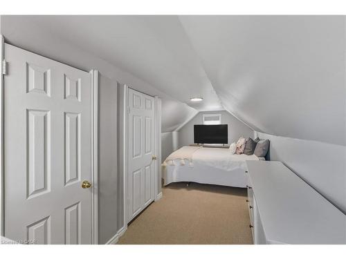 9 Hope Avenue, Hamilton, ON - Indoor Photo Showing Bedroom