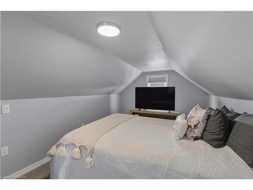 9 Hope Avenue, Hamilton, ON - Indoor Photo Showing Bedroom