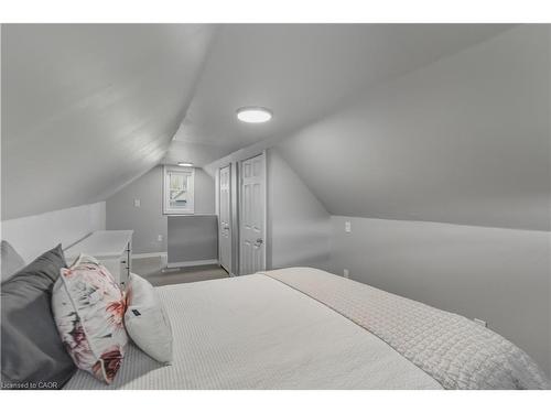 9 Hope Avenue, Hamilton, ON - Indoor Photo Showing Bedroom