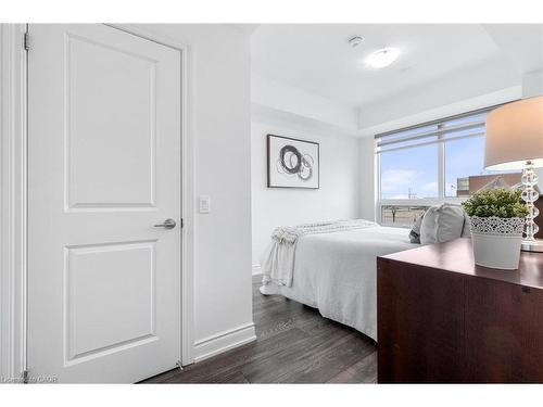 226-1050 Main Street E, Milton, ON - Indoor